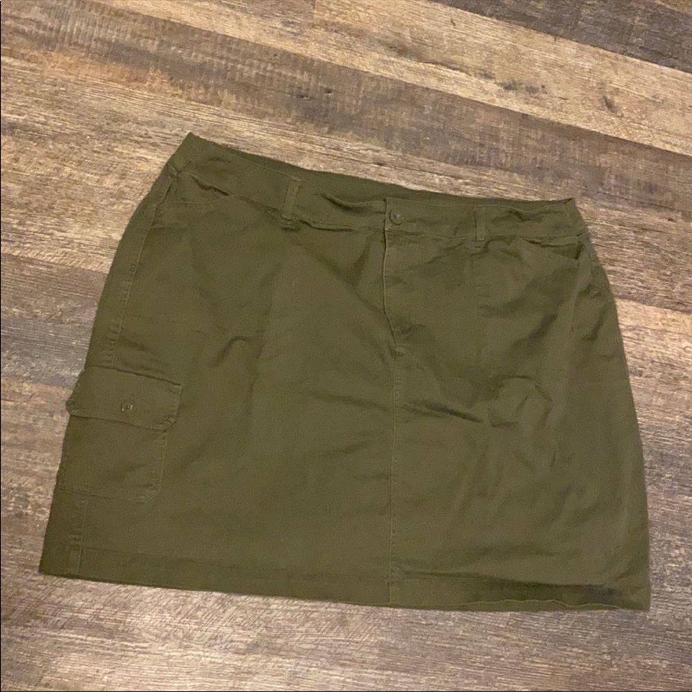CjBanks. Green skirt. 24W skort shorts